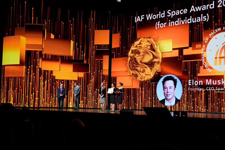 Илон Маск получил Всемирную космическую премию IAF 2023