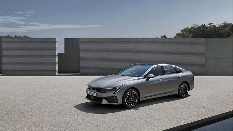 Kia обновила свою альтернативу Toyota Camry. Бизнес-седан Kia K5 2024 стал современнее, а цена – всего 20,5 тыс. долларов Kia обновила свою альтернативу Toyota Camry. Бизнес-седан Kia K5 2024 стал современнее, а цена – всего 20,5 тыс. долларов