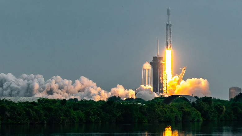 Эпохальный запуск: Falcon Heavy отправила зонд Psyche к тайнам металлического астероида