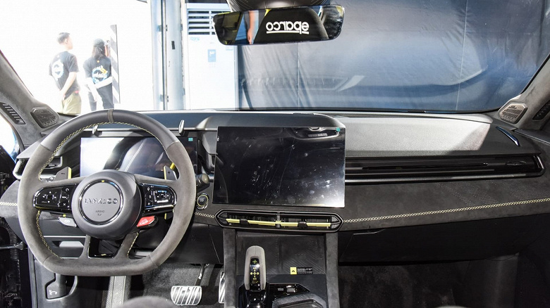 Платформа Volvo XC40, каркас безопасности и личный гоночный костюм. Представлен спортивный седан Lynk & Co 03++