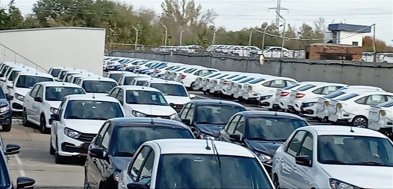 «К сожалению, некомплект коснулся и компанию Lada Sport», — у машин не хватает задних фонарей и бамперов