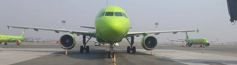Из-за неработающего двигателя Boeing 737 экстренно сел в Новосибирске