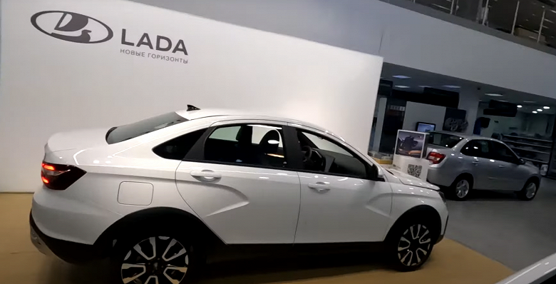 Свежие цены 2024 года на все модели Lada и комплектацию машин показали на видео