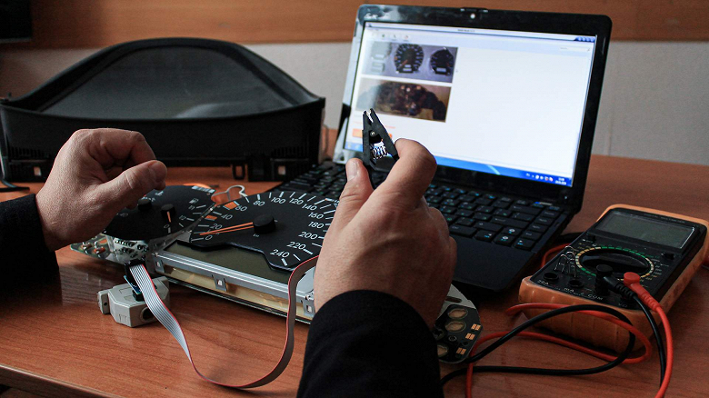 Ford, Land Rover, Infiniti и Mitsubishi — у этих машин чаще всего скручивают пробег, согласно данным РОАД