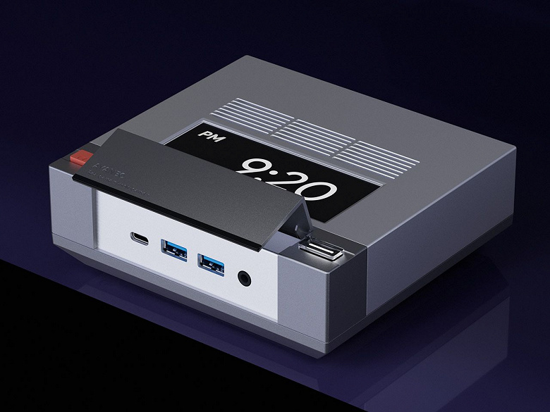С таким мини-ПК вы точно сможете выделиться. Ayaneo AM02 вдохновлён дизайном оригинальной консоли NES и тоже подойдёт для игр