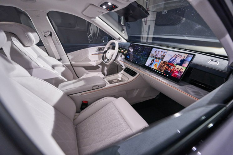 Первый автомобиль на платформе Shanhai с новейшей батареей CATL, огромным экраном, холодильником и столиком сзади. Представлен кроссовер Nezha L