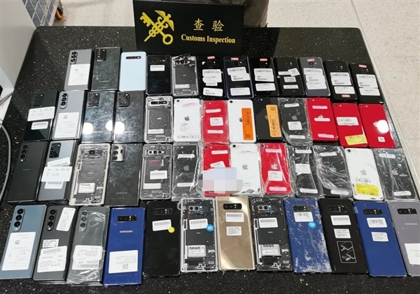 Женщина пыталась нелегально провезти на себе полсотни iPhone и Samsung в Китай