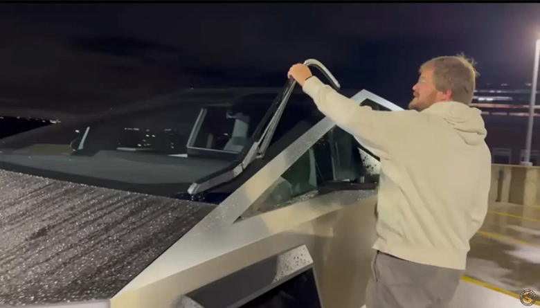 &laquo;Гигантская мокрая лапша&raquo; мощностью 1 кВт. Подробности о самом большом автомобильном стеклоочистителе, установленном в Tesla Cybertruck