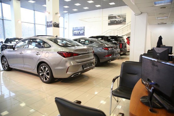 Цены — не помеха. В январе 2024 году в России продаётся машин почти вдвое больше, чем годом ранее