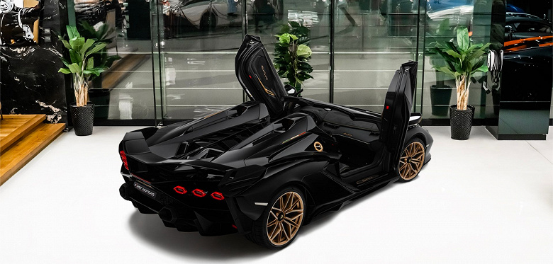Такой в мире всего один, поэтому и цена соответствующая — полностью черный Lamborghini Sian выставили на продажу