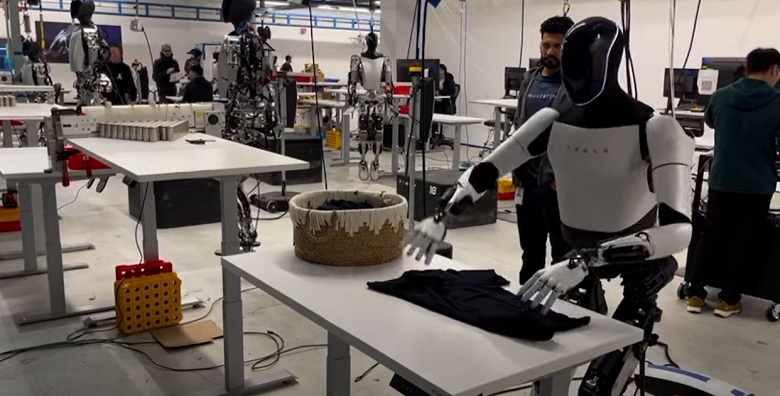 Робот-гуманоид Tesla Optimus Gen 2 складывает футболку в новом видеоролике
