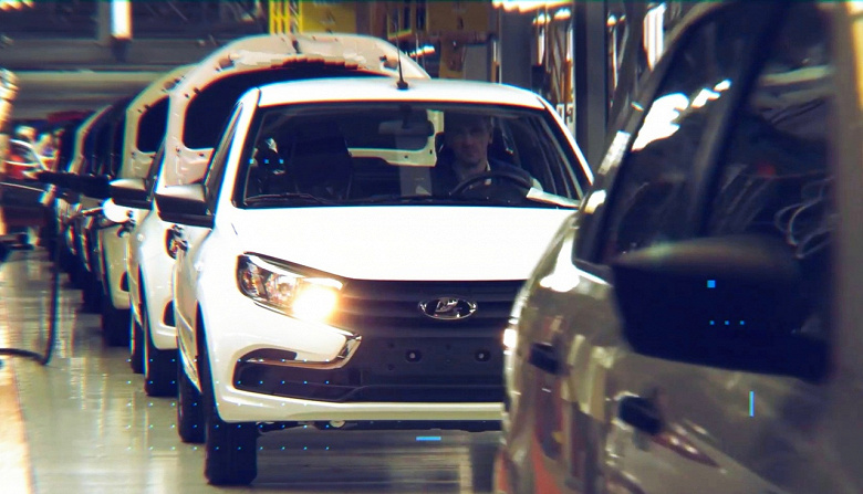 В 2024 году АвтоВАЗ начал выпускать максимально упрощенные Lada Granta. В этих машинах есть руль и педали, а больше практически ничего нет