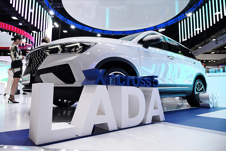 «Судьба первой партии достойна». Президент АвтоВАЗа рассказал о судьбе кроссовера Lada X-Cross 5