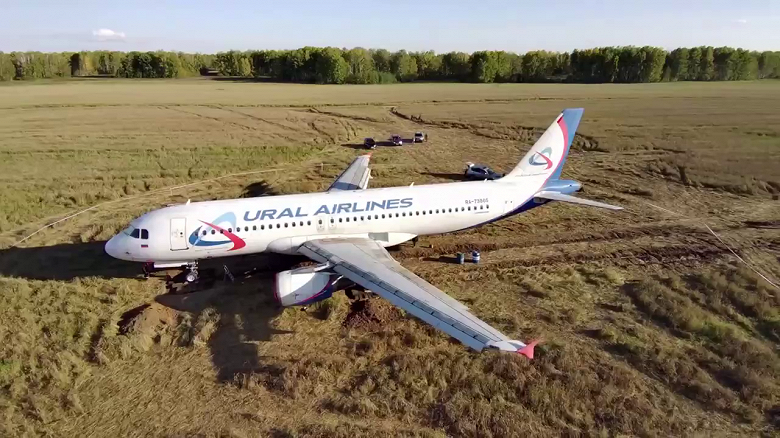 Решилась судьба Airbus A320 «Уральских авиалиний», который посадили в поле: самолёт разрежут и утилизируют. Обновлено: авиакомпания решение о судьбе самолёта пока не приняла