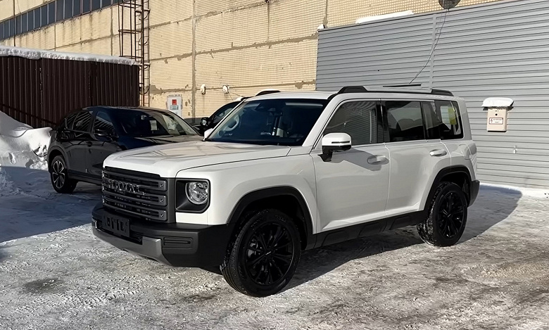 Clear rear axle on full drive, high thresholds, no prospect of Russian flashing and a flashlight that repels mosquitoes. «Club service» tested Haval Raptor