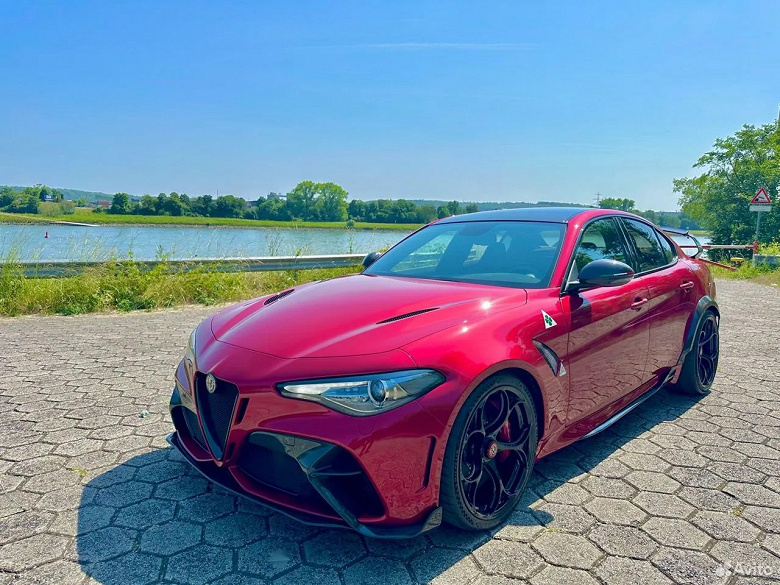 Спорткар для ценителей: в России на продажу выставили экстремальную Alfa Romeo Giulia GTAm — у нее 540 л.с., задний привод и титановая выхлопная система