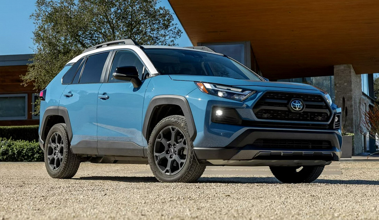 Toyota RAV4 и Land Cruiser — самые популярные кроссоверы м внедорожники на «вторичке» в России, но им далеко до «Нивы»