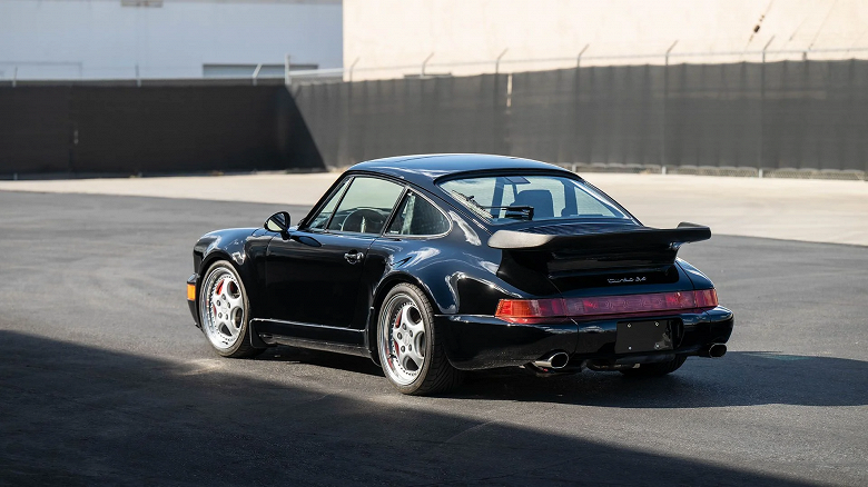 Таких автомобилей единицы. За тридцатилетний Porsche 911 Turbo 3.6 S планируют выручить не менее $1 млн
