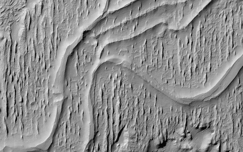 Орбитальный аппарат Mars Reconnaissance Orbiter сделал фотографии русла древней реки на поверхности Марса