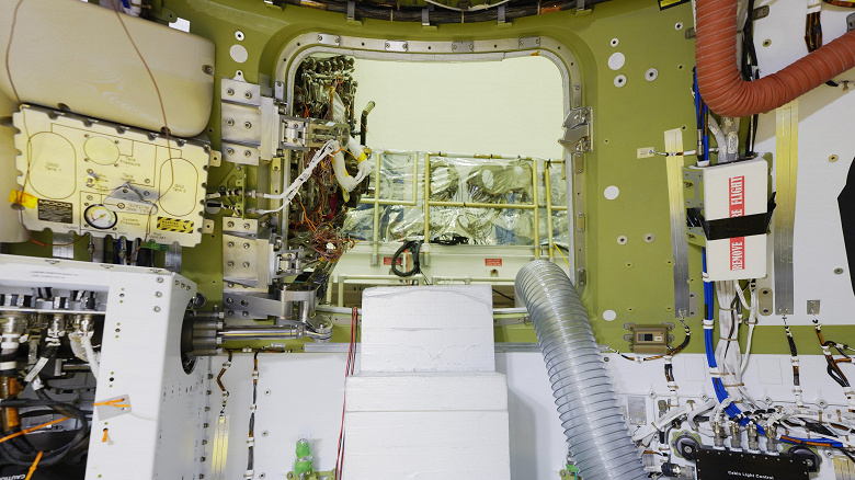 NASA показало интерьер кабины экипажа космического корабля «Орион», который доставит астронавтов на Луну в рамках миссии Artemis 2