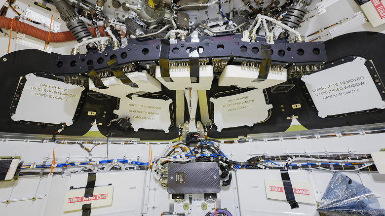 NASA показало интерьер кабины экипажа космического корабля «Орион», который доставит астронавтов на Луну в рамках миссии Artemis 2
