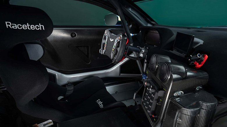 Представлен Aston Martin Vantage GT3 с восьмиступенчатой ??коробкой передач, из которых работают только шесть