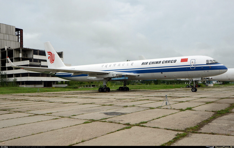 В Ульяновске начали восстанавливать Ту-204, который находился на хранении с 2009 года. Самолёт окрашен в фирменные цвета китайской Air China Cargo