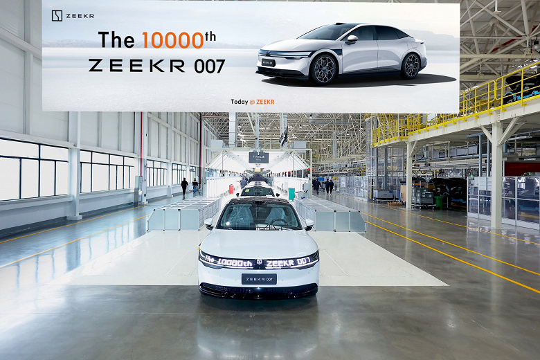 В Китае выпустили уже 10 тысяч Zeekr 007. Суперхитовый седан можно заказать в России, но дилеры советуют поторопиться с покупкой