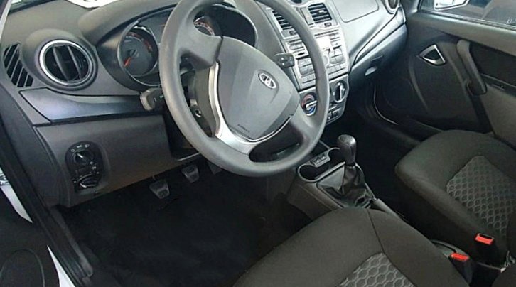 Это Lada Granta с подушками безопасности и Lada Vesta в новом цвете. Инсайдерские фото с АвтоВАЗа