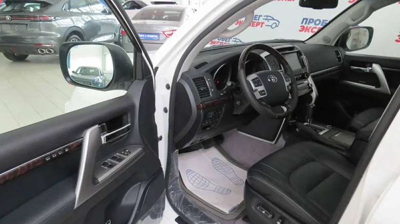 Абсолютно новый Toyota Land Cruiser 200 в состоянии капсулы времени продают в России