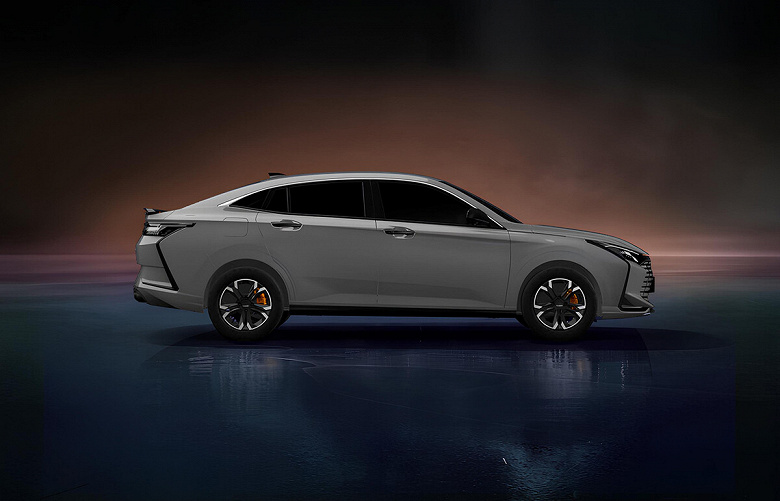 За эквивалент 1,5 млн российских рублей в Белоруссии продают седан Dongfeng Shine: платформа как у Сitroen C4, двигатель DFM-Honda, коробка — немецкий «робот» Getrag