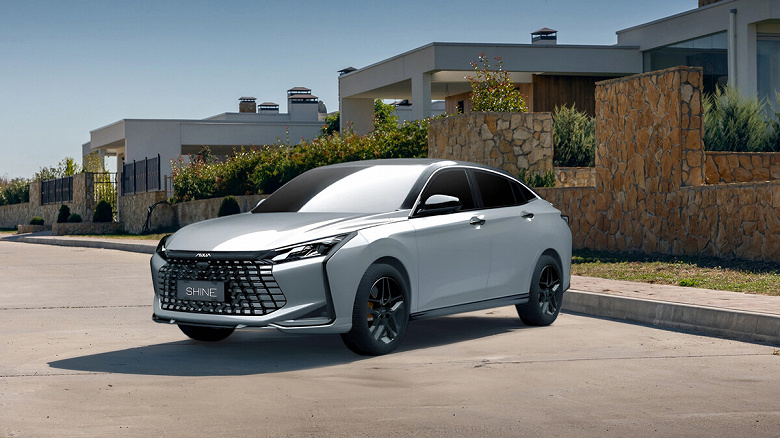 За эквивалент 1,5 млн российских рублей в Белоруссии продают седан Dongfeng Shine: платформа как у Сitroen C4, двигатель DFM-Honda, коробка — немецкий «робот» Getrag