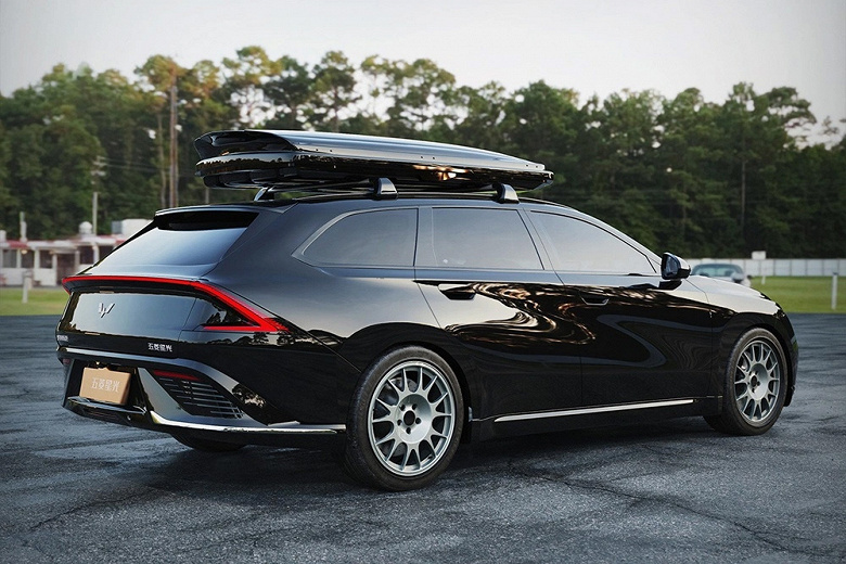 В Китае анонсирован народный универсал Wuling Starlight. Это местный аналог Skoda Octavia Combi, способный проехать 1100 км на баке бензина