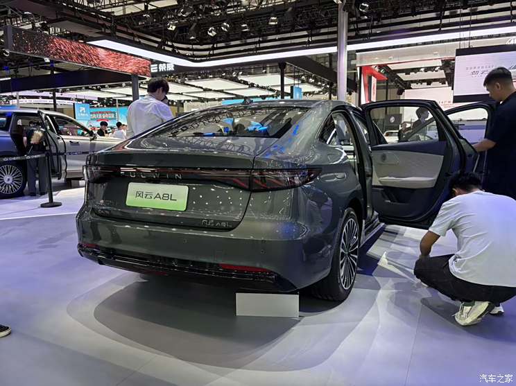 Аналог Volkswagen Passat и Toyota Camry с расходом всего 1 л/100 км. Chery Fulwin A8L C-DM показали вживую Аналог Volkswagen Passat и Toyota Camry с расходом всего 1 л/100 км. Chery Fulwin A8L C-DM показали вживую