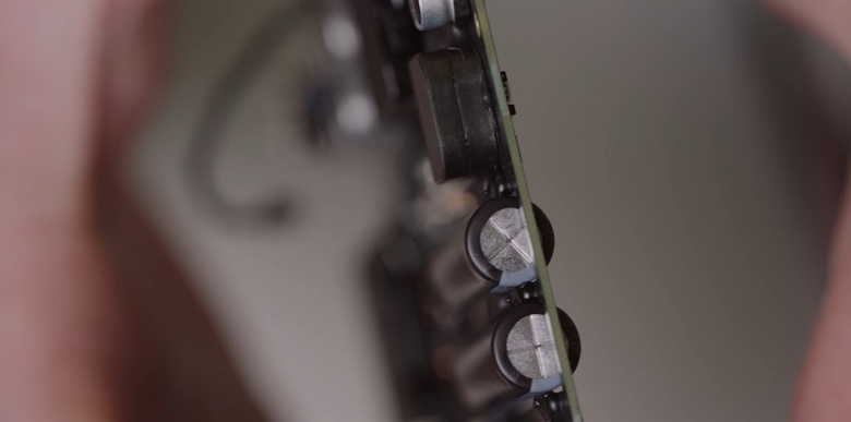 Новый Mac mini настолько маленький, что Apple пришлось &laquo;погружать&raquo; конденсаторы в печатную плату ради экономии нескольких миллиметров