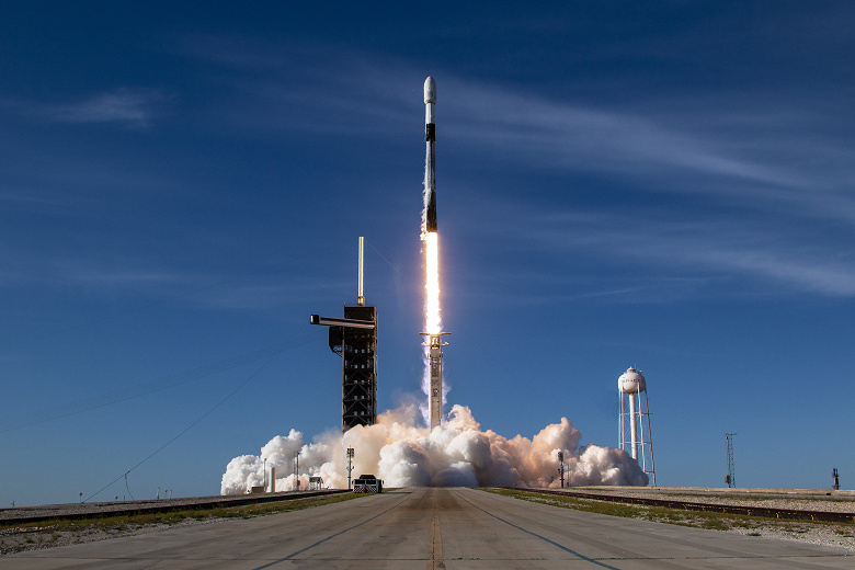 SpaceX собиралась запустить три ракеты в течение пяти часов. Но вышло две в течение двух