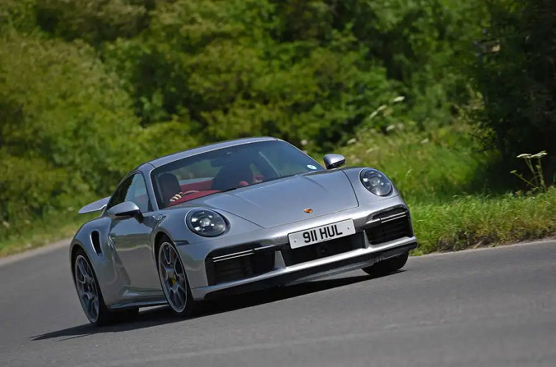 Porsche анонсировала первый в истории гибридный 911