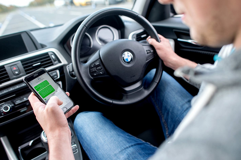 Использование смартфона за рулем больше всего пугает участников дорожного движения и наказывается большими штрафами в Австралии, по данным RACV