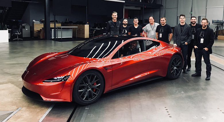 «Это даже не машина», — Илон Маск продолжает подогревать интерес к новому Roadster