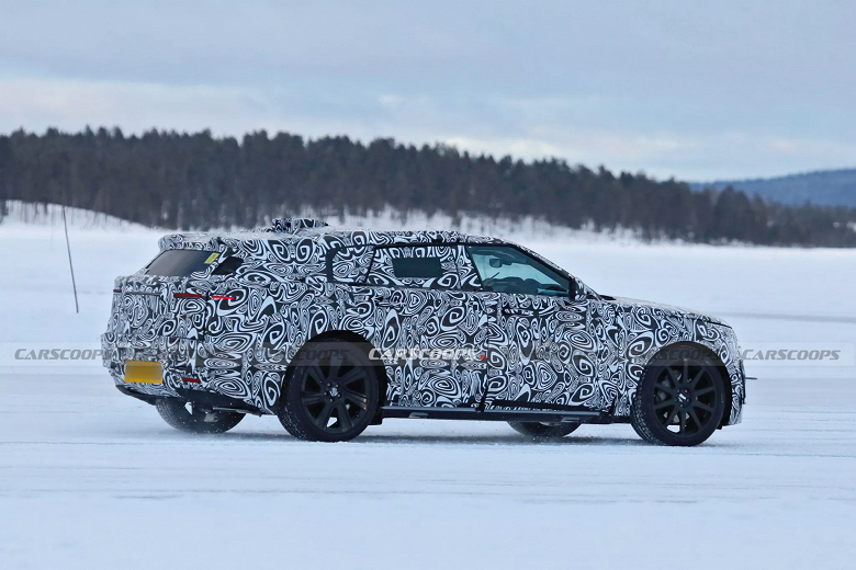 Это новый Range Rover, который потягается с Porsche Macan EV. Первые живые фото новинки