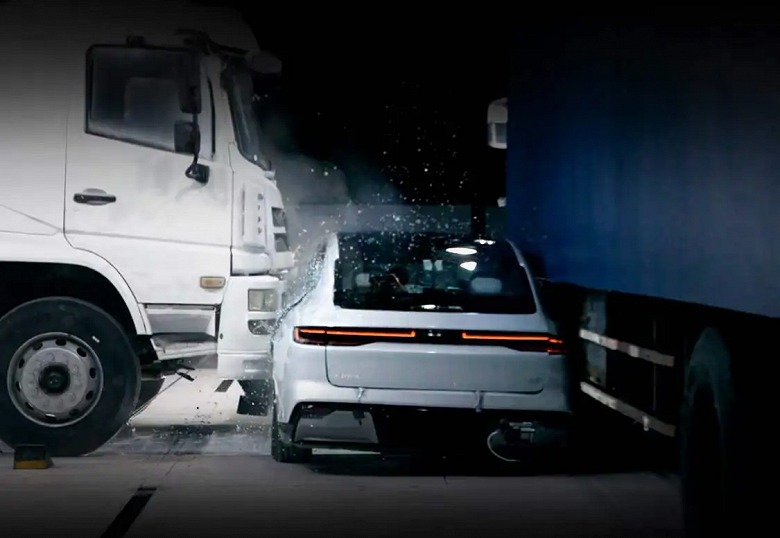 Первый подобный тест: Geely Galaxy E8 попытались раздавить огромными грузовиками
