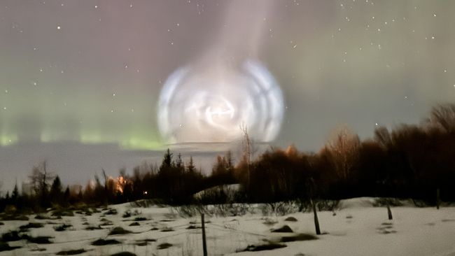 Космическое шоу: астрофотграв запечатлел «спиралью SpaceX» над Арктикой