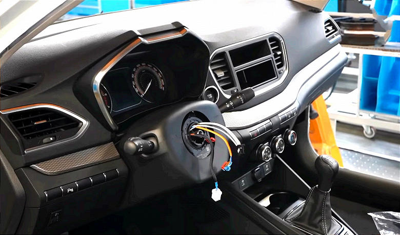 АвтоВАЗ выпускает универсалы Lada Vesta SW в четырёх комплектациях и всего двух цветах: фото с завода