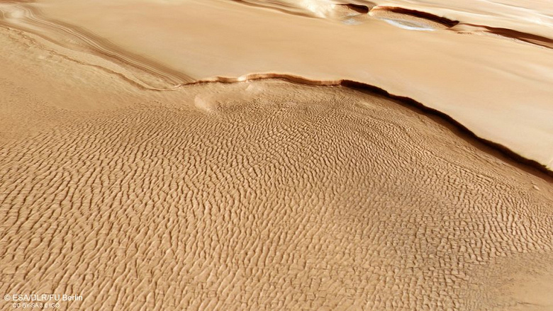 Mars Express показал дюны и ледяные скалы возле северного полюса Марса