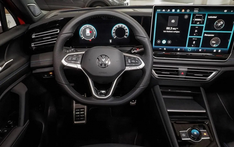 Совершенно новый Volkswagen Tiguan третьего поколения уже можно заказать в России. Практически все машины — в комплектации R-Line с полным приводом