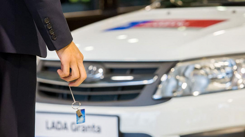 Машины для чиновников стоят в среднем по 5,2 млн рублей. АвтоВАЗ зарабатывает на госзакупках 8,1 млрд рублей в год, УАЗ &mdash; 5 млрд рублей