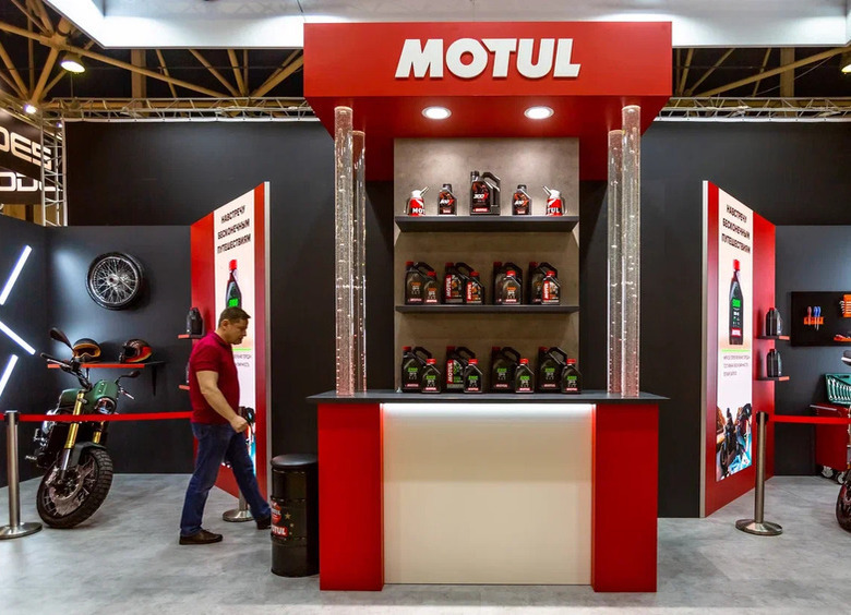 В России вновь официально продают моторное масло Motul, причем дистрибутор снизил цены с 1 апреля