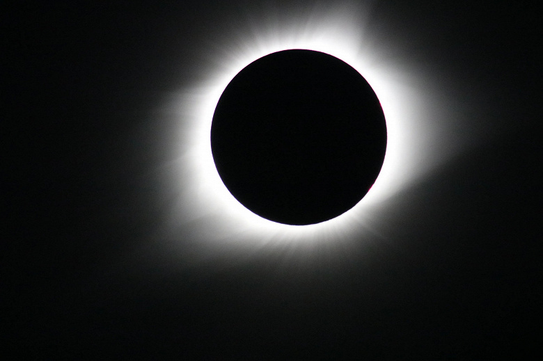 NASA предупреждает: не стоит снимать солнечное затмение на камеру телефона без специальной защиты