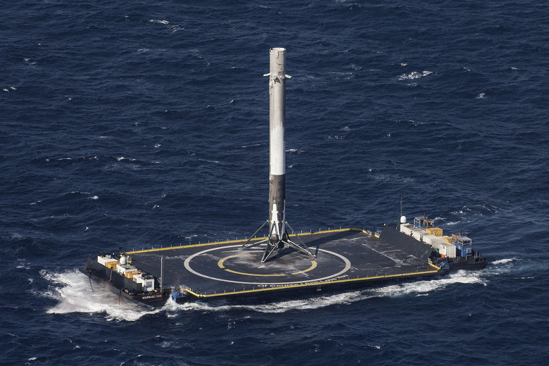 Ровно восемь лет назад SpaceX впервые посадила первую ступень Falcon 9 на плавучую платформу