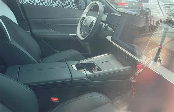 Гибрид или &laquo;электричка&raquo; на выбор, огромный экран и шесть мест. Опубликованы первые официальные изображения нового кроссовера Dongfeng Yipai epi008